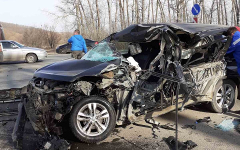 В стоящий грузовик влетел внедорожник, водителя госпитализировали