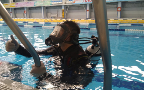 Самый большой бассейн Чувашии отмывают водолазы