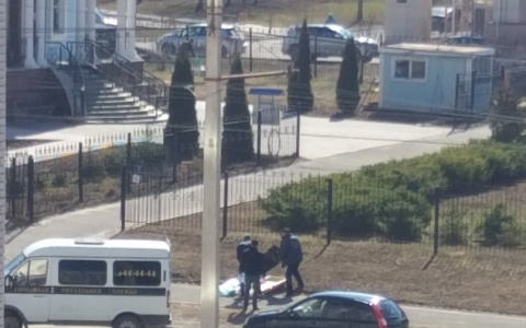 Женщина умерла на улице, не дойдя до больницы