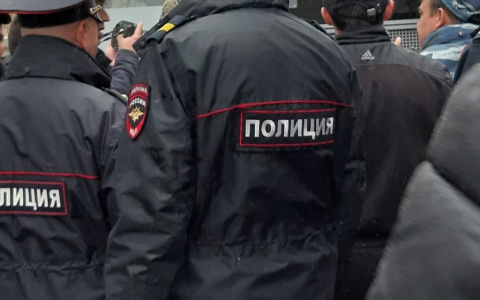 Дальнобойщик нашел телефон чебоксарца и завладел его деньгами