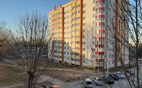 Даже погода шепчет: "Ветрено. Сидите дома"