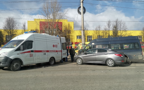 Маршрутка с пассажирами влетела в столб на Тракторостроителей, есть пострадавшие