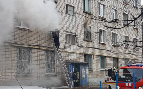 В Новочебоксарске горит общежитие