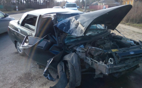 Пьяный водитель "десятки" влетел в столб, пострадал пассажир