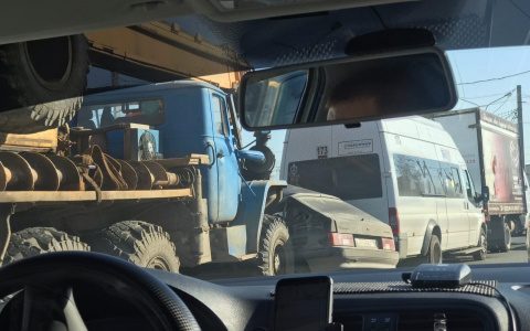 Четырнадцатую зажало между маршруткой и автокраном в массовом ДТП