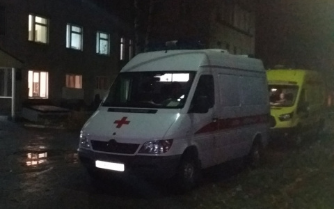 Женщину увезли в больницу с отрезанной арматурой, которую вытаскивали со спасателями