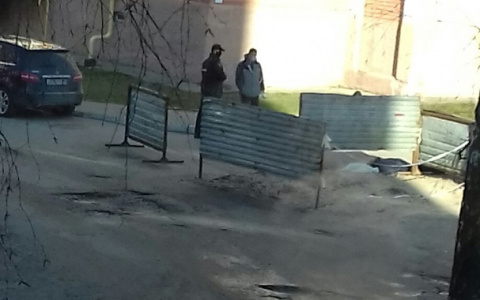 Утром во дворе дома в Чебоксарах нашли тело мужчины