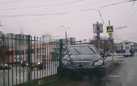 "Мерседес" снес ограждение на проспекте Мира