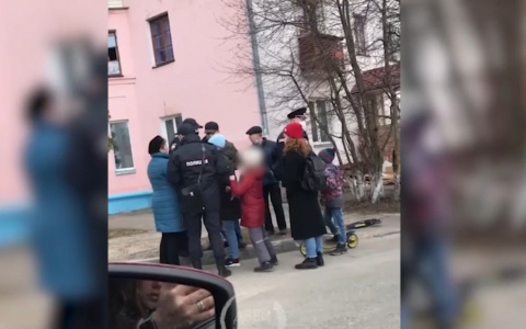 Конфликт с полицейскими в парке обошелся женщине в два протокола и передаче дела в СК