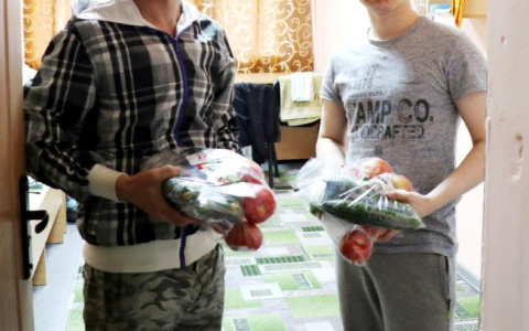 Изолированных студентов общежития подкармливают овощами