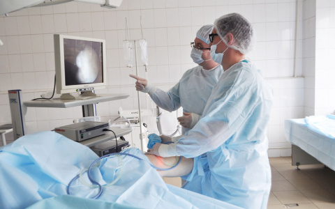 Женщину с куском арматуры в ноге хирурги спасали около часа