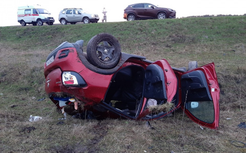 В Чувашии "Рено" вылетел в кювет и опрокинулся