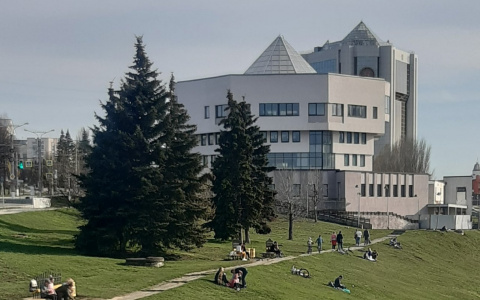 Чебоксарцы отдыхают под солнцем на Заливе, опуская индекс самоизоляции