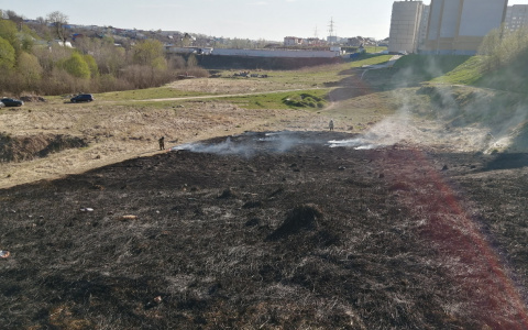 В Чебоксарах недалеко от жилых домов произошел пал сухой травы