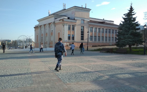 ОМОН охраняет Московскую набережную от гуляющих