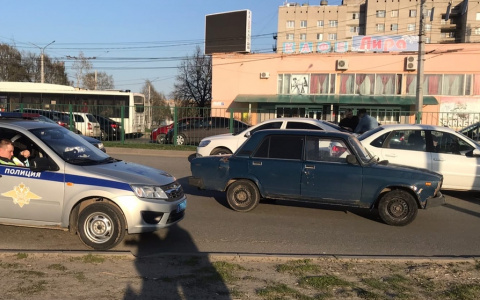 Водитель "Шкоды" на неадекватной скорости врезался в "семерку", девушка госпитализирована