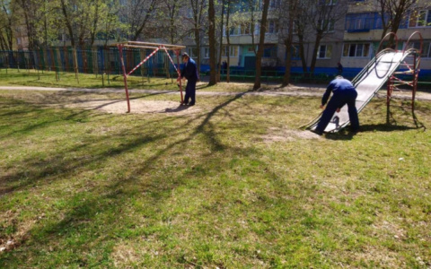 Власти Чебоксар проверяют дворы, почти во всех сорваны ограничительные ленты