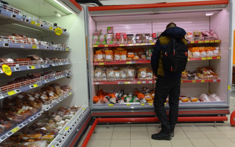 В магазинах Чебоксар крадут скумбрию, сосиски и другую еду