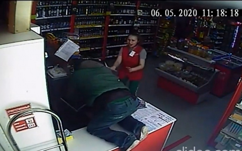 Мужчина вернулся в магазин спустя 20 минут и залез в кассу на глазах у продавца