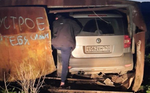 Пьяный водитель заехал в закрытый железный гараж, скрываясь от погони
