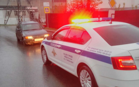 Полицейский на ходу запрыгнул в машину и выяснил, что не так с водителем