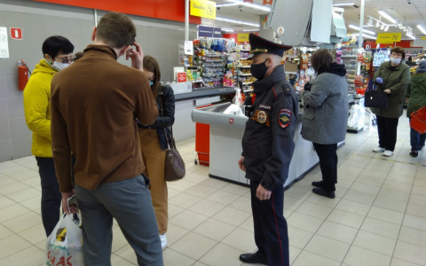 Покупателей без масок поджидали у кассы в магазине и выписали три акта