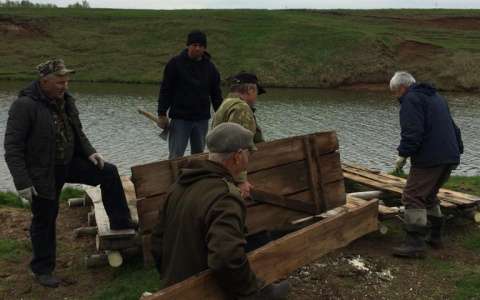 Жители Красной Горки построили плавающий дом-остров для прилетевших лебедей