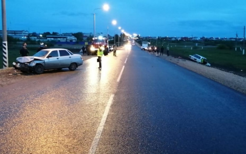 На трассе в Батыревском районе столкнулись два молодых водителя, пострадал пассажир