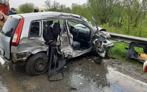 В Чебоксарском районе Ford врезался в грузовик, пострадали трое