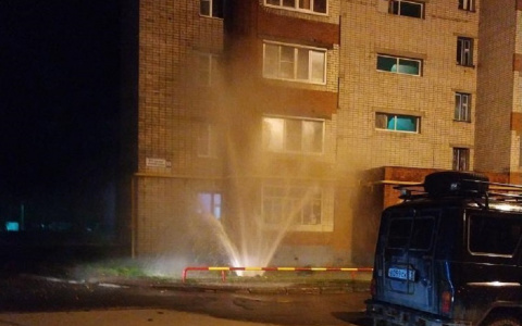 Фонтан забил в Новоюжном районе прямо под окнами дома