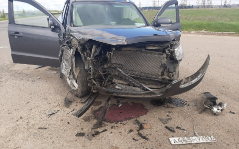 В результате столкновения с большегрузом пострадали отец и сын