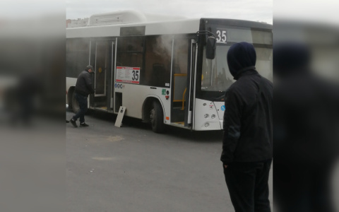 В Чебоксарах на остановке задымился автобус