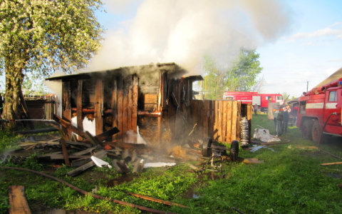 Два брата подожгли сарай с опилками, пока никто не видел