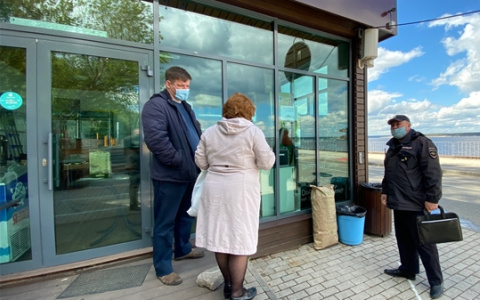 Кафе на Московской набережной поймали на нарушении масочного режима