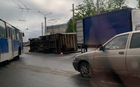 В Чебоксарах на кольце перевернулся грузовик