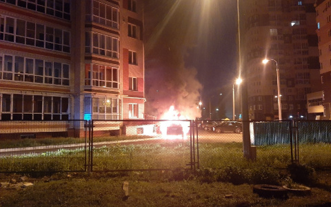 Lexus вспыхнул ночью в новочебоксарском дворе