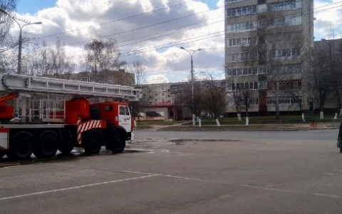 Бабушка с внуками была в квартире, когда вспыхнул их балкон