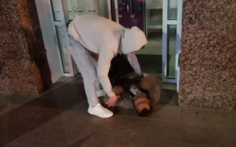 Двери магазина зажали шею вора и тот стал постепенно умирать