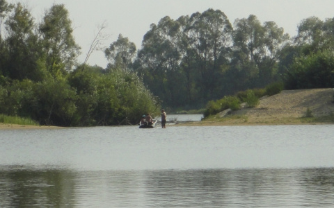 Унесенного течением мужчину вытащили спасатели: "Утопающий так вцепился в его руку, что аж ободрал кожу"