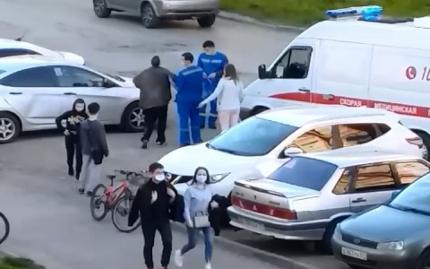 Чебоксарец протаранил головой машину и оставил водителя с мятой дверью