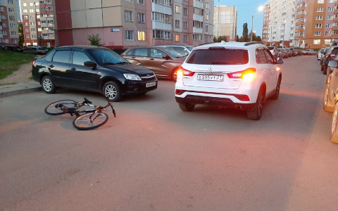 Во дворе дома Новочебоксарска сбили мальчика на велосипеде