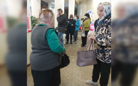 Чебоксарцы толпятся в здании Московской администрации: "Без масок, дистанцию не соблюдают"