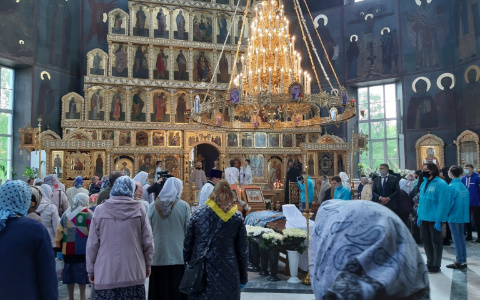 Сотни человек пришли попрощаться с митрополитом Варнавой, есть меры безопасности