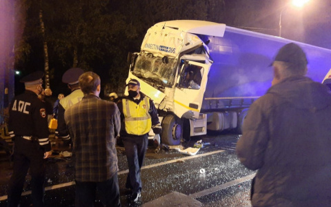 Два грузовика столкнулись на трассе около Чебоксар, водитель не тормозил