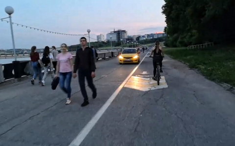 Таксист "Яндекса" заплатит за то, что проехал по пешеходной зоне Залива