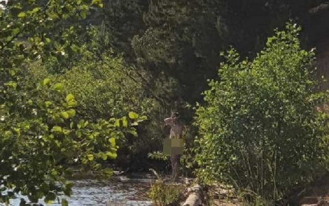 В Заволжье мужчина загорал голым на глазах у отдыхающих: "Прикрыл лицо, увидев камеру"