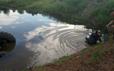 У чувашского села трактор угодил в пруд, водителя искали с водолазами