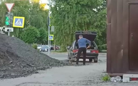 Чебоксарец ранним утром загрузил асфальтную крошку в багажник "Лады"
