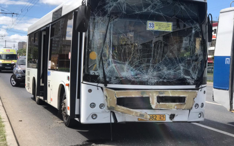 Автобус и маршрутка столкнулись в Новоюжном районе, пострадали двое