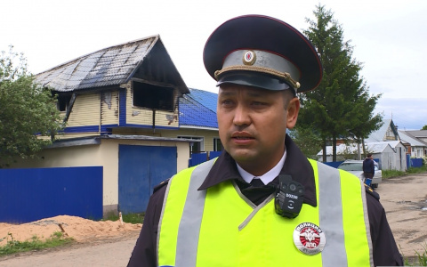 Инспектор ДПС спас из горящего дома женщину с детьми: "Младшего вынес на руках"